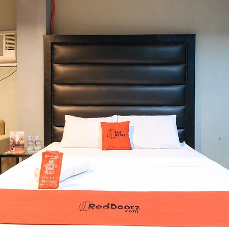 RedDoorz @ P Florentino Street Sampaloc Manilla Buitenkant foto