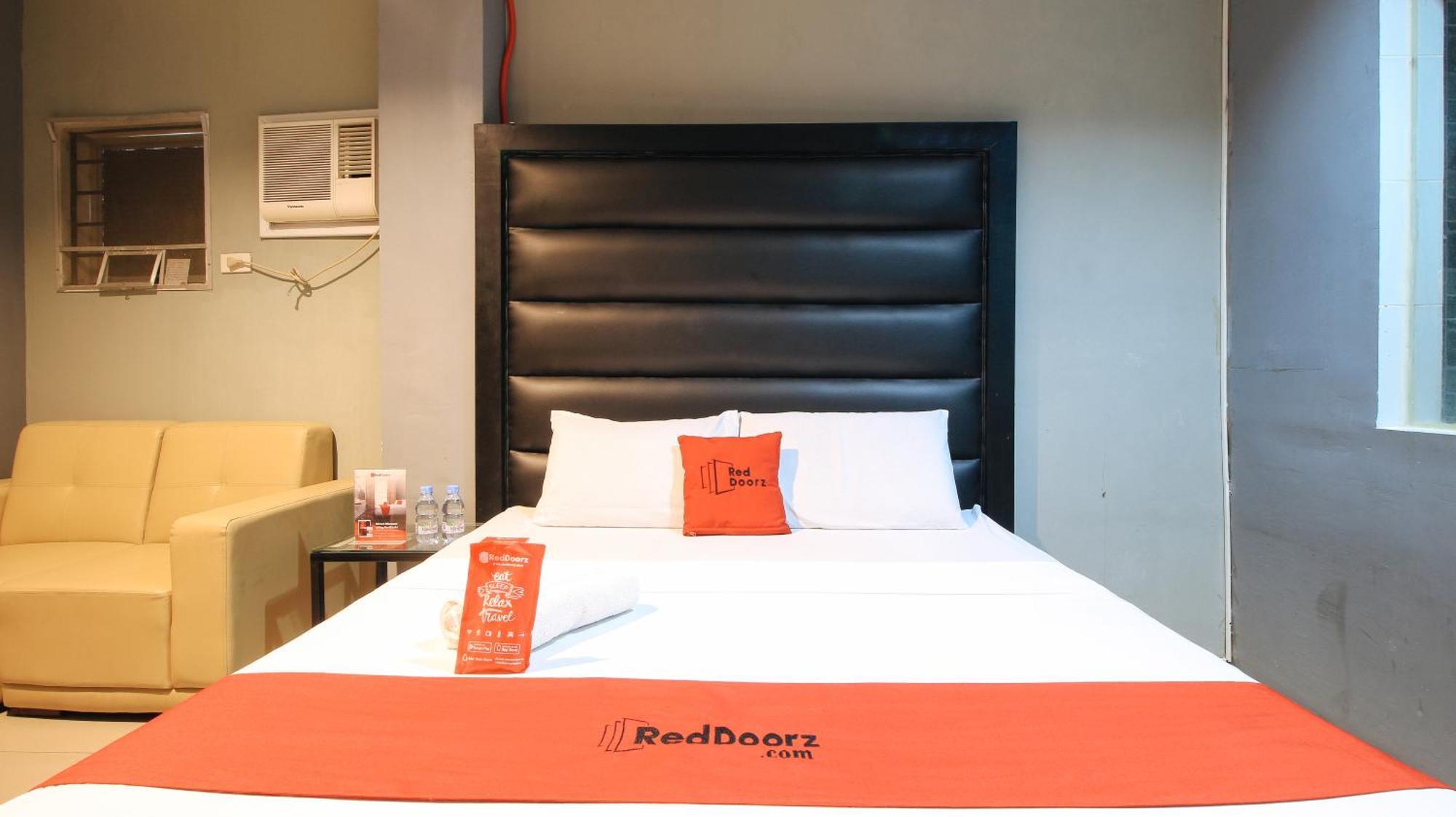 RedDoorz @ P Florentino Street Sampaloc Manilla Buitenkant foto