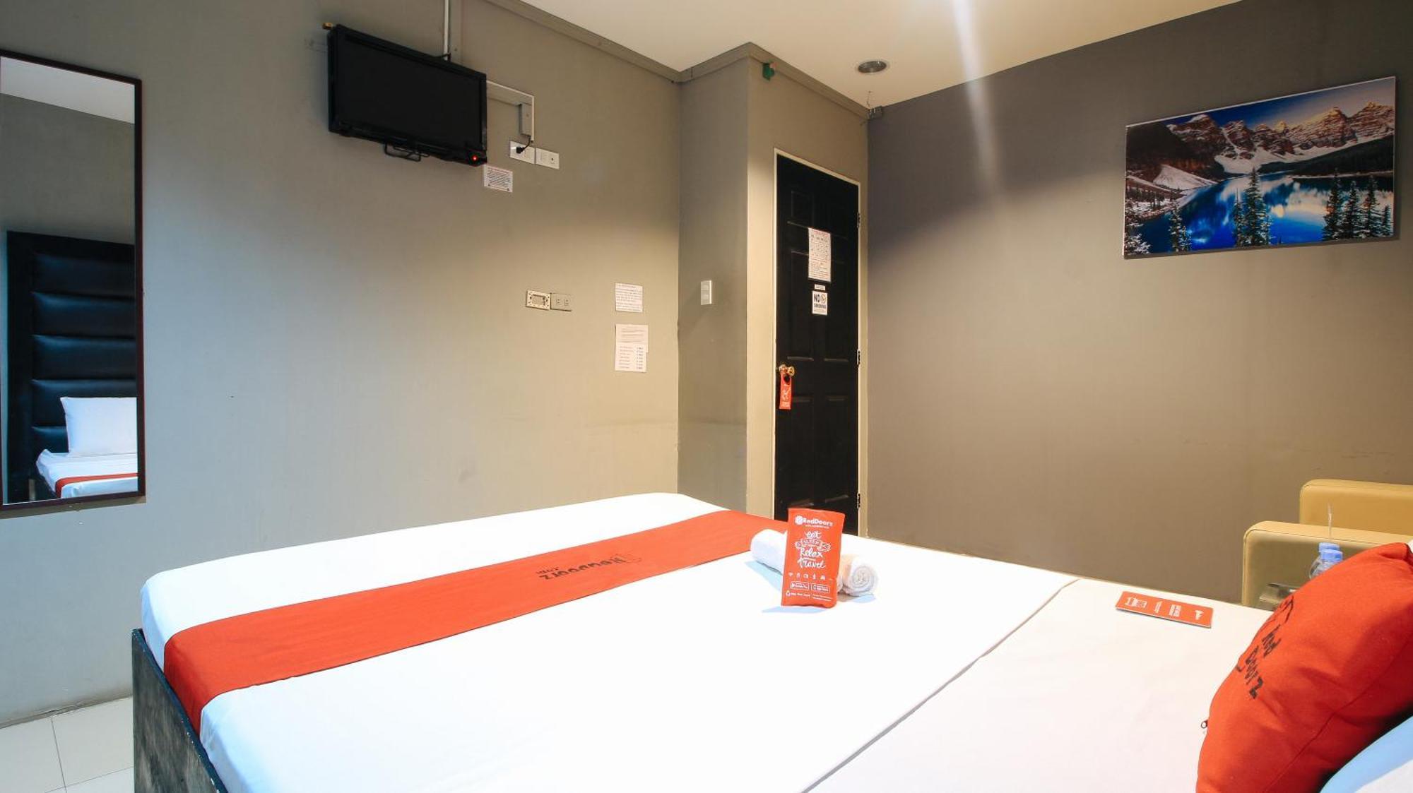RedDoorz @ P Florentino Street Sampaloc Manilla Buitenkant foto