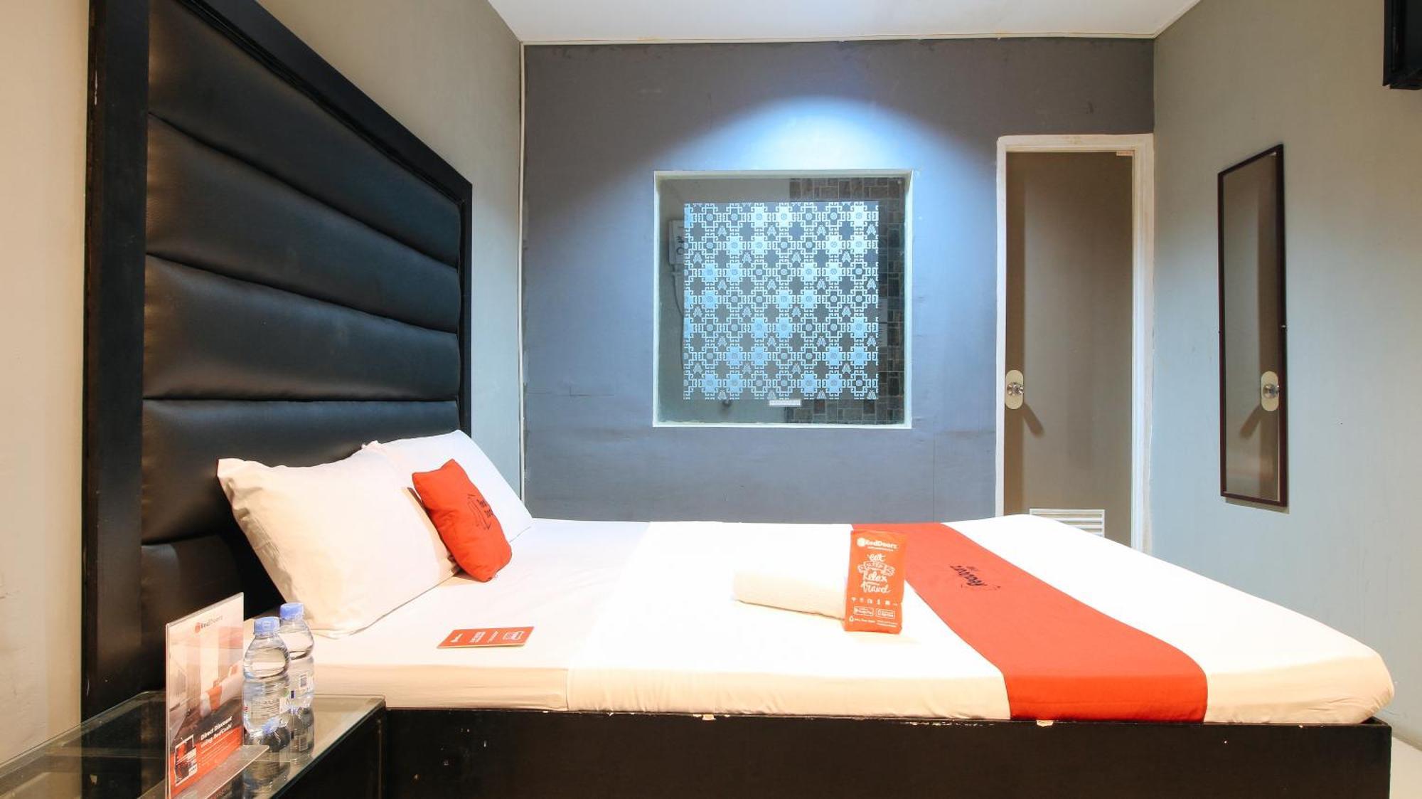RedDoorz @ P Florentino Street Sampaloc Manilla Buitenkant foto