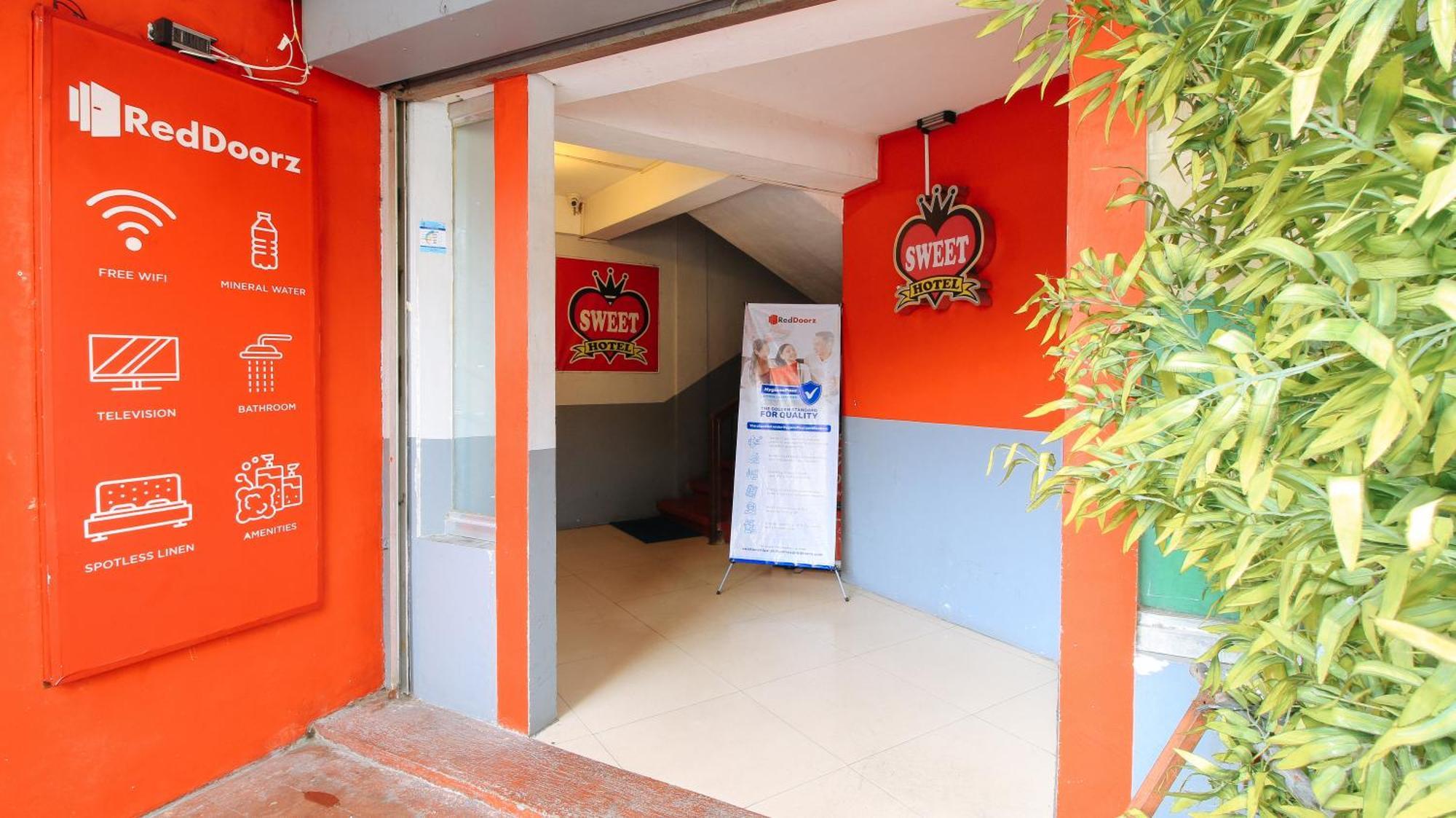RedDoorz @ P Florentino Street Sampaloc Manilla Buitenkant foto