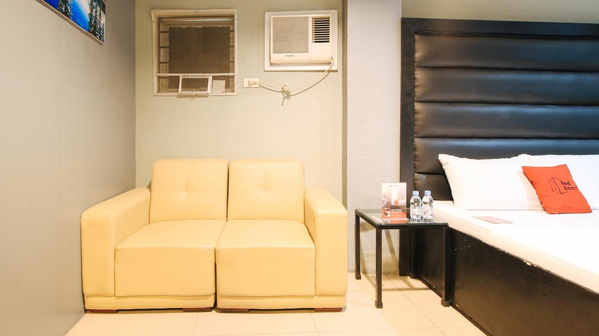 RedDoorz @ P Florentino Street Sampaloc Manilla Buitenkant foto