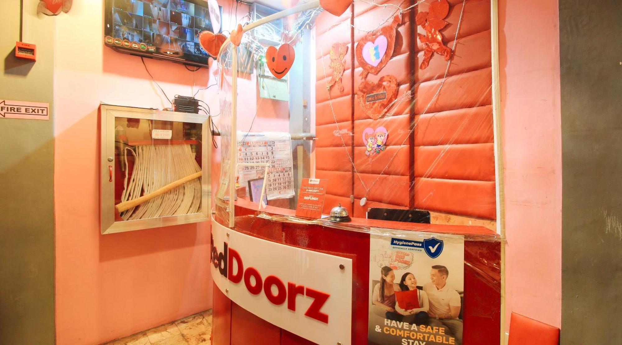 RedDoorz @ P Florentino Street Sampaloc Manilla Buitenkant foto