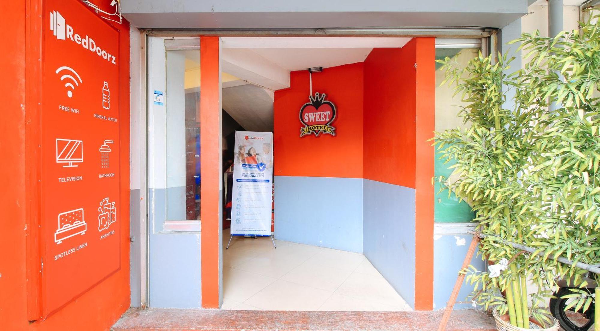 RedDoorz @ P Florentino Street Sampaloc Manilla Buitenkant foto