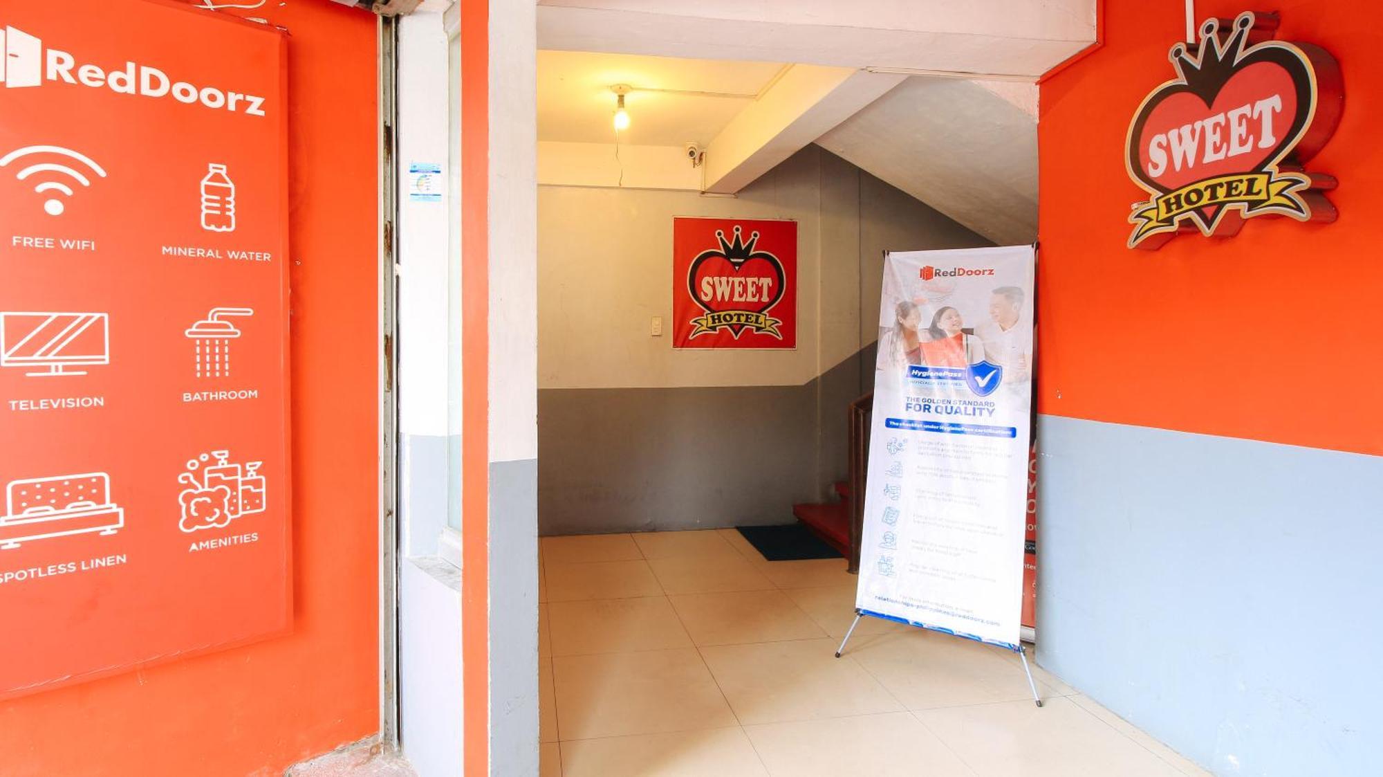 RedDoorz @ P Florentino Street Sampaloc Manilla Buitenkant foto