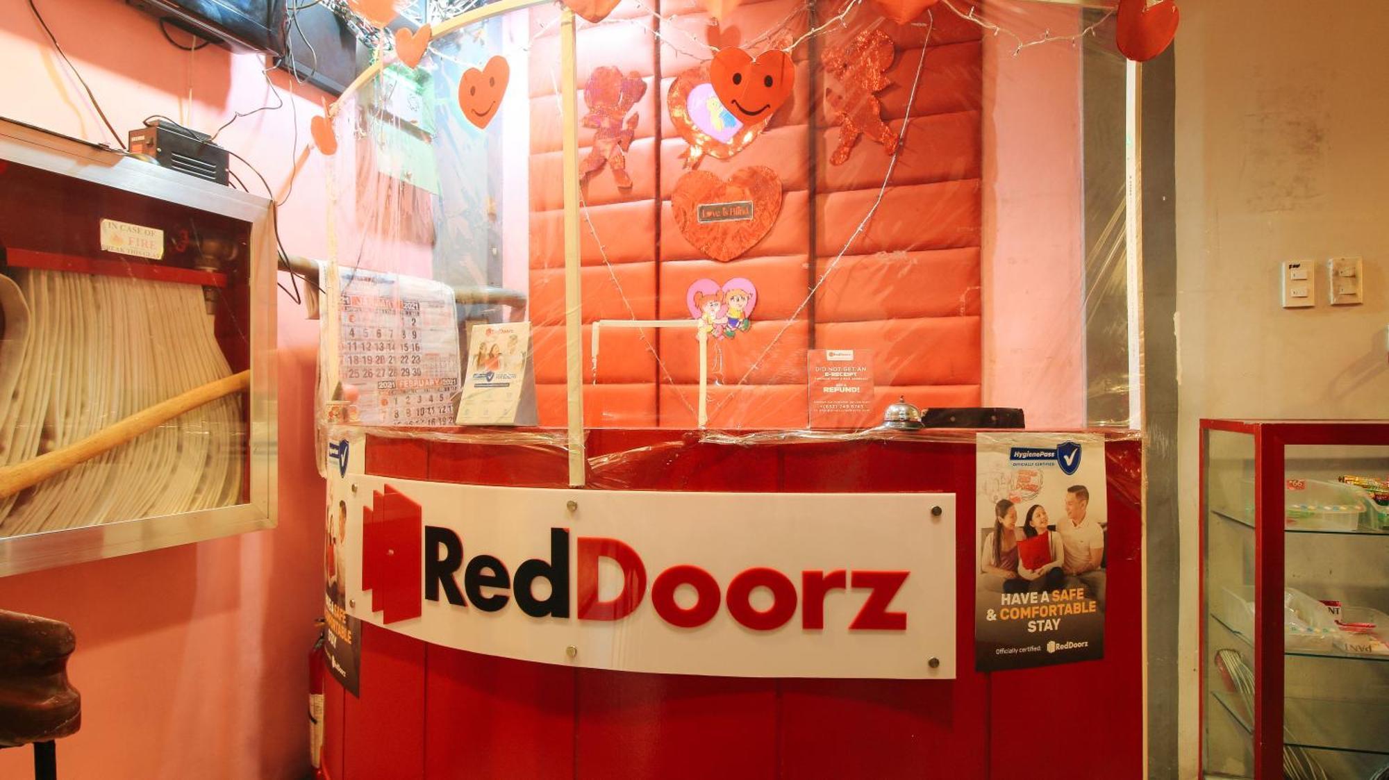 RedDoorz @ P Florentino Street Sampaloc Manilla Buitenkant foto